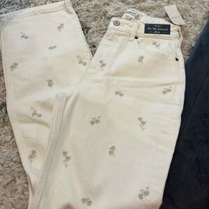 White Abercrombie “90s relaxed jeans high rise” size 25 LONG